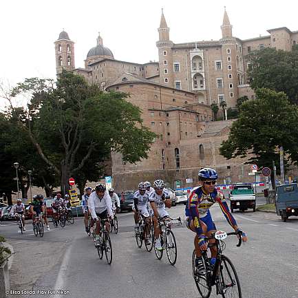 il-palazzo-ducale-fa-da-sfondo-alla-granfondo-straducale_t