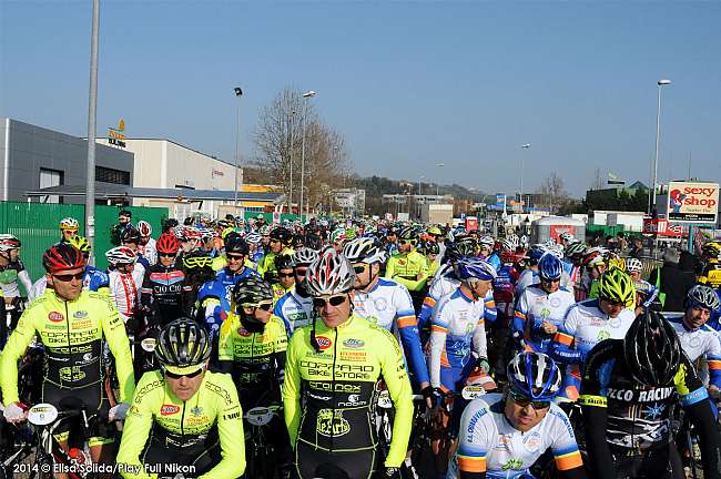 la-griglia-di-partenza-della-granfondo-del-conero_t