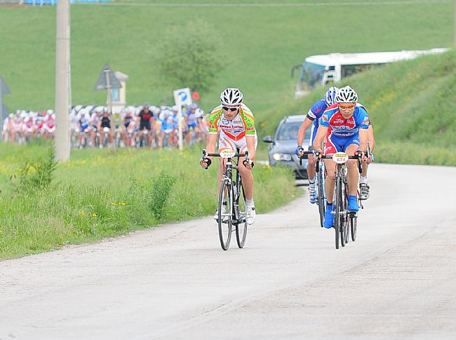 ciclisti-pedalano-lungoe-le-strade-di-san-francesco1_t