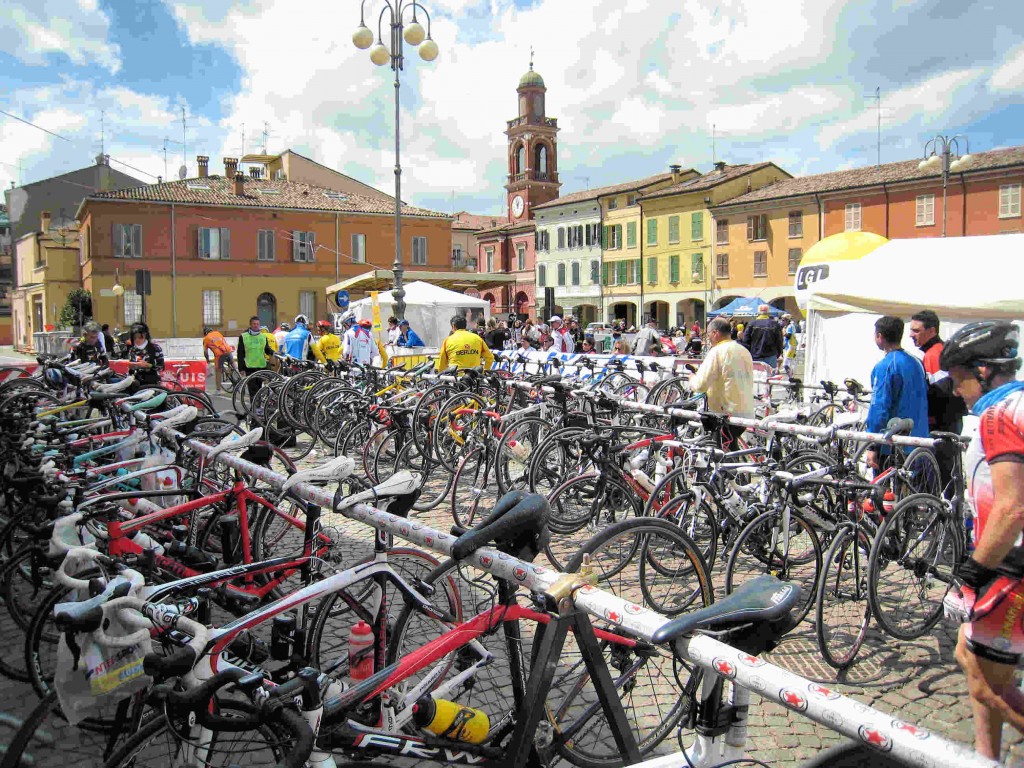 il_parcheggio_bici_all_arrivo_di_piazza_Farini_a_Russi
