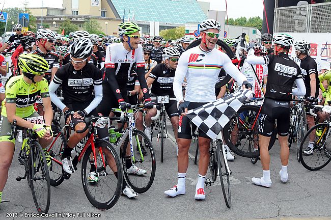 mario-cipollini-scherza-in-griglia-con-i-partecipanti_t