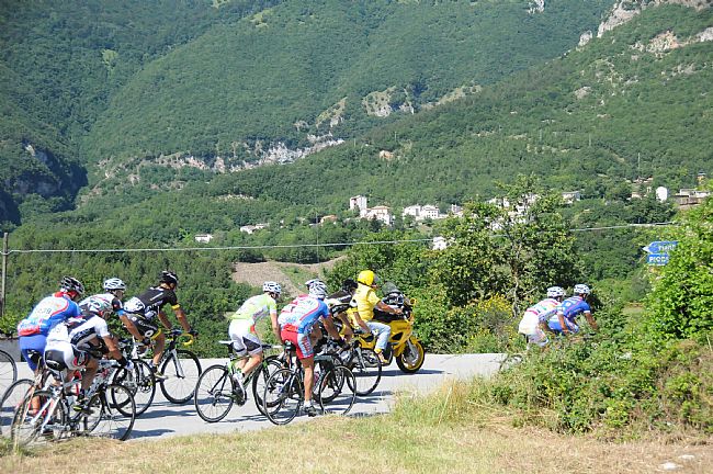 ciclisti-nei-paesaggi-dei-sibillini_t