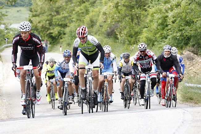 ciclisti-pedalano-maratona-appennini_t