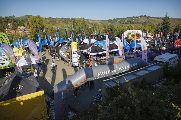 Vista dall'alto dell'area paddock di fronto all'Admiral Park Hotel di Zola Predosa