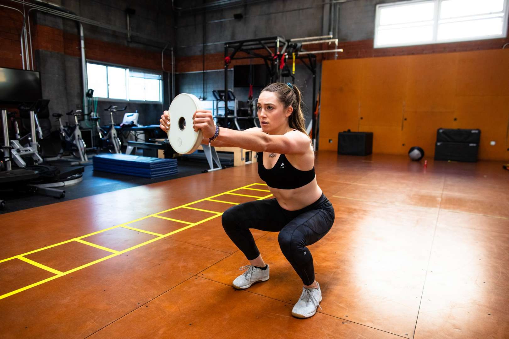 Kate Courntney si allena in palestra - foto: Red Bull Content Pool