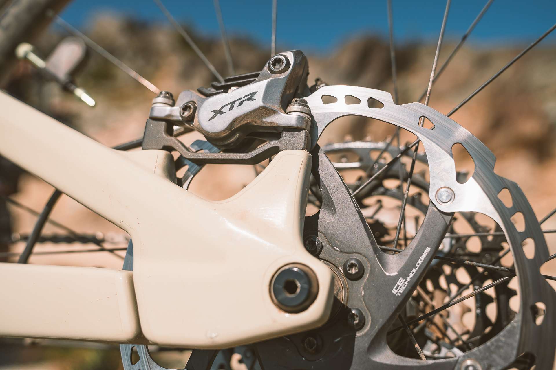 Freni a disco Shimano XTR M9120 a quattro pistoni