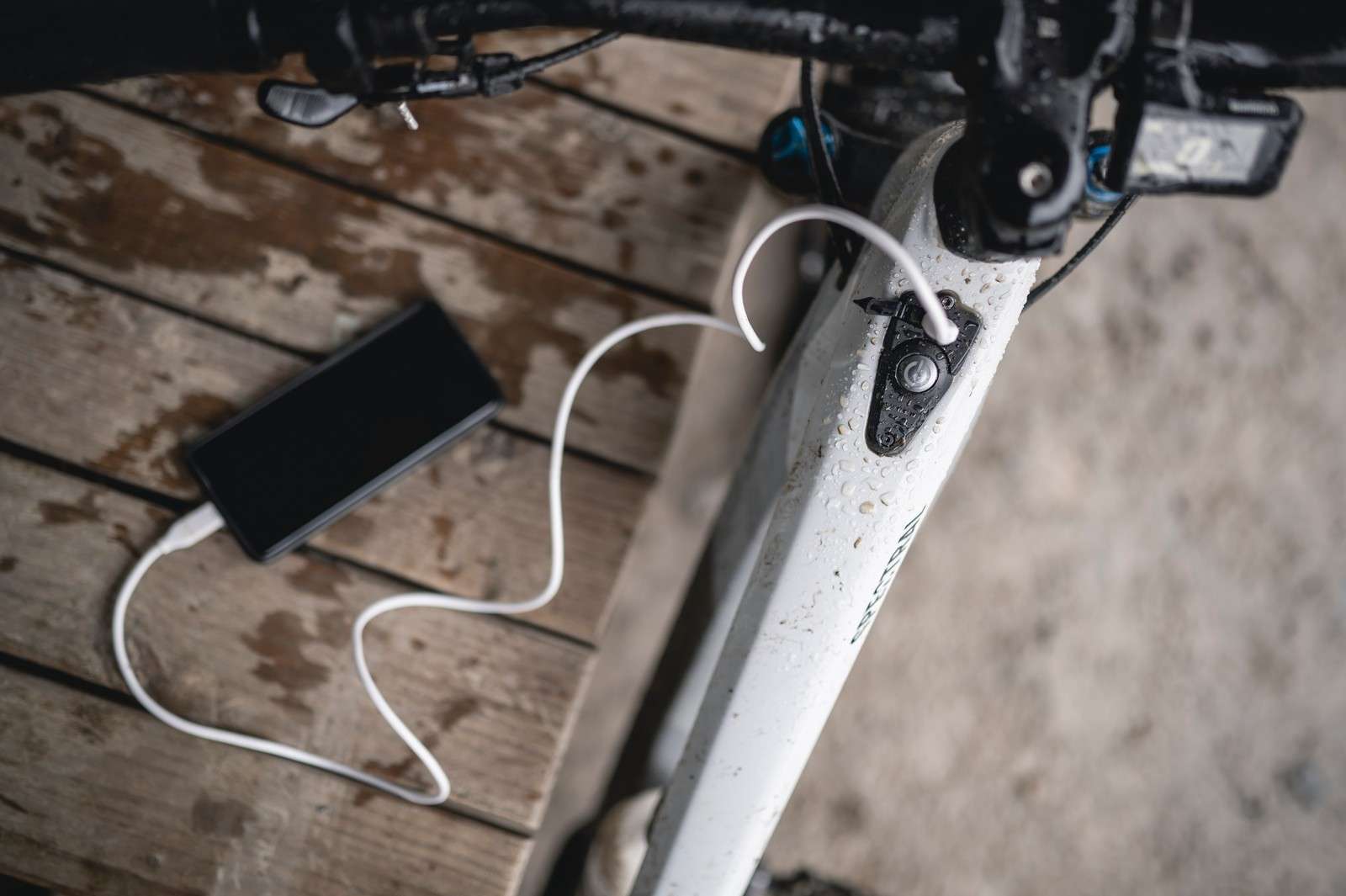 Canyon Spectral:ON MY20 - ricarica USB