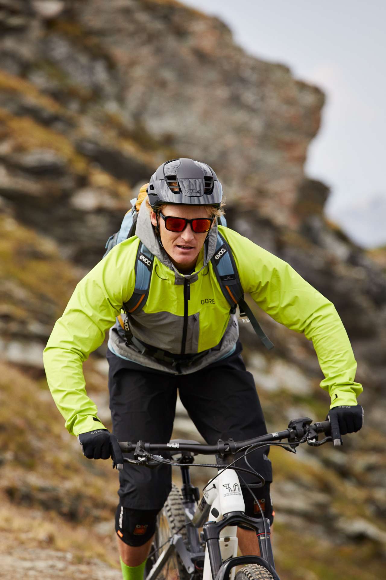 Pantaloncini Gore® C5 Gore-Tex Paclite Trail e la giacca con cappuccio Gore® C5 Gore-Tex Trail